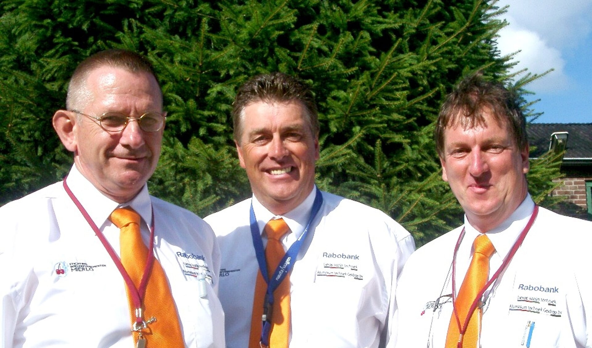 Jan van de Laar (l) en Jan Meulendijks (r) met in hun midden SWM-voorzitter René Weijmans tijdens de Eneco-tour 2005 in Mierlo. (Archieffoto: Jos Lenssen) 