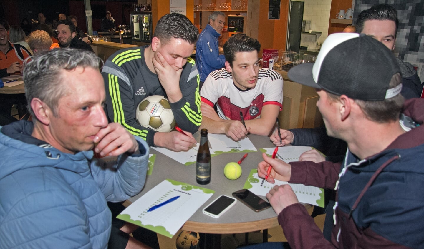 Deelnemers wikken en wegen tijdens de eerste editie van de Aastese Dorpsquiz in 2018. (Archieffoto: Marius van Deursen)
