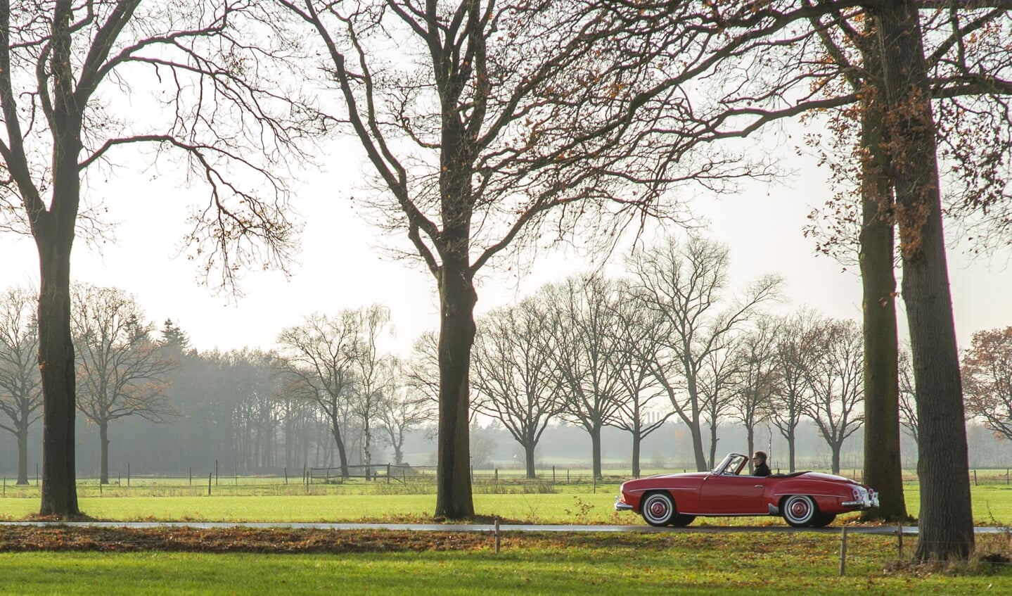 Deze Mercedes 190 SL uit 1959 rijdt zondag mee met de oldtimerrit en is te bezichtigen bij het Kasteelplein. (Archieffoto: Hein van Bakel)