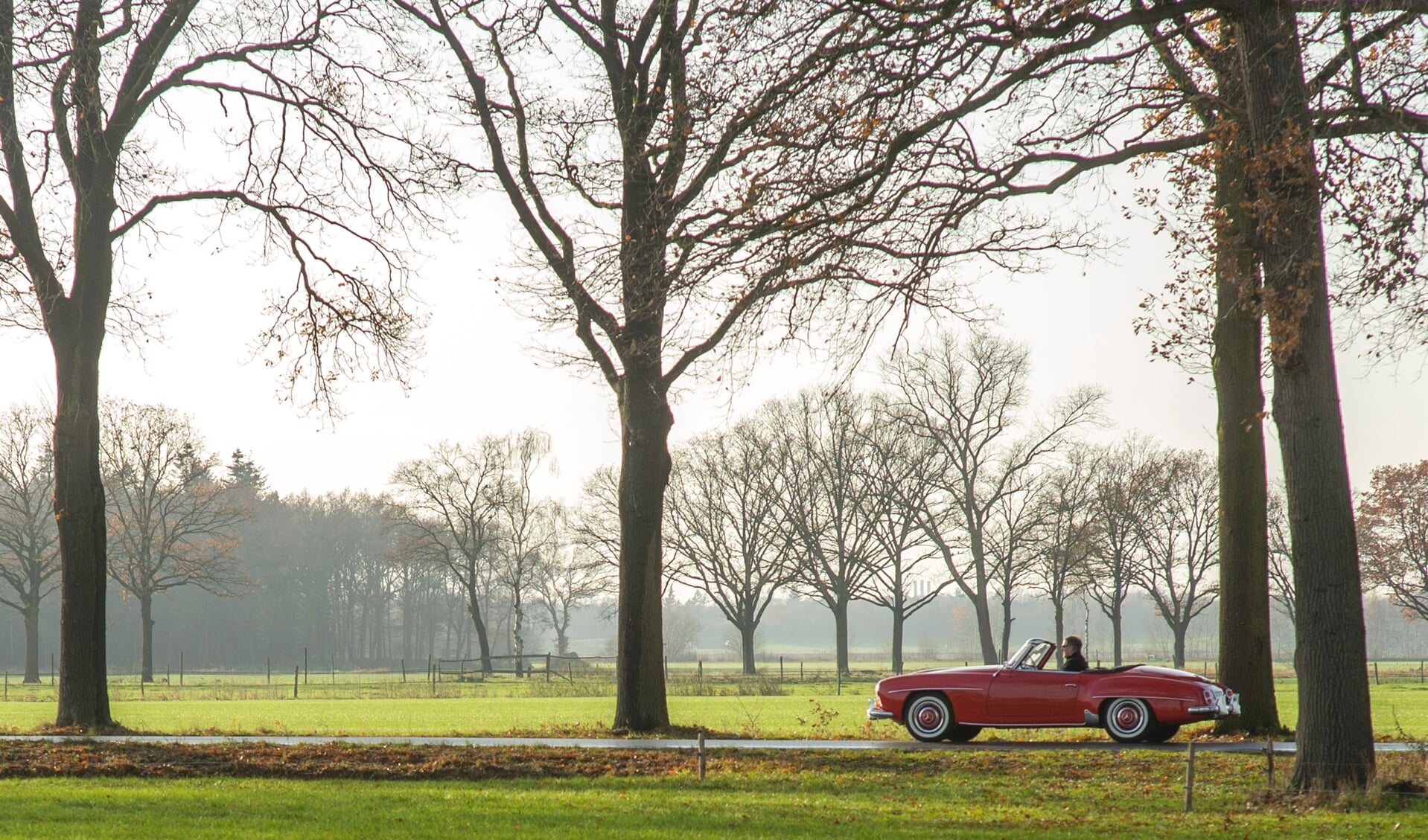 Deze Mercedes 190 SL uit 1959 rijdt zondag mee met de oldtimerrit en is te bezichtigen bij het Kasteelplein. (Archieffoto: Hein van Bakel)