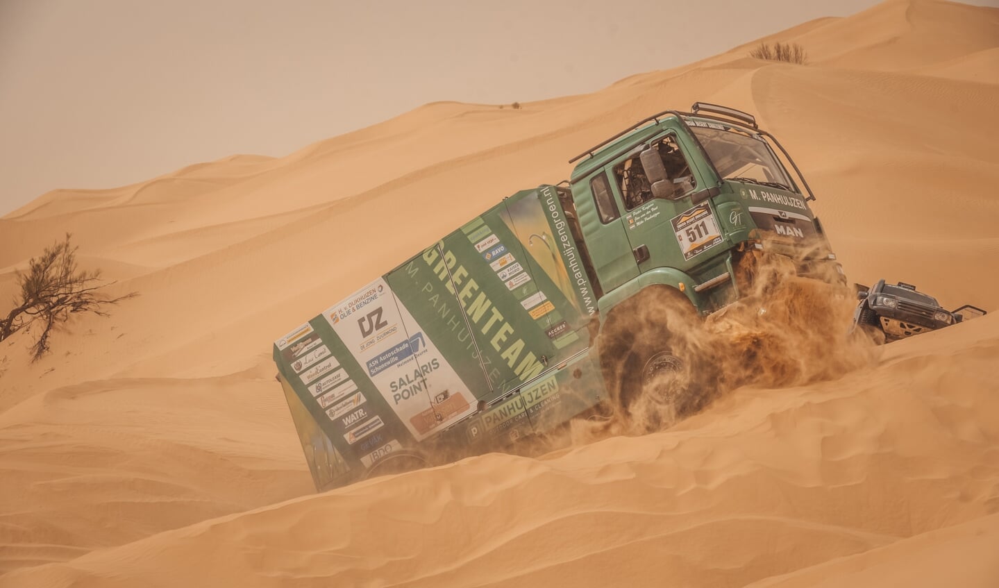 De truck van Greenteam Panhuijzen probeert de duinen te bedwingen in de snikhete woestijn. (Foto: Alessio Corradini)