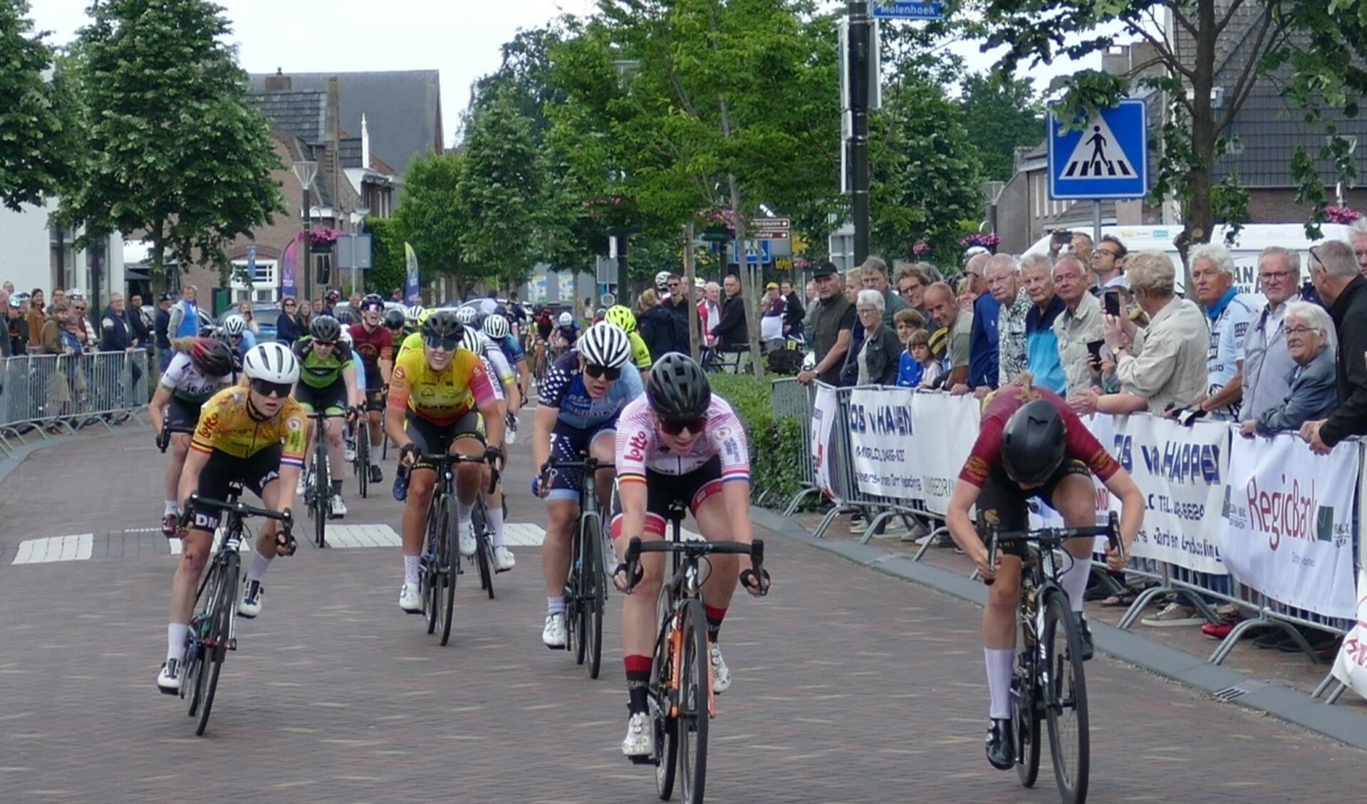 Sprint beslist 43ste Kersenronde bij de Women Cycling Series. (Foto: Jos Lenssen)