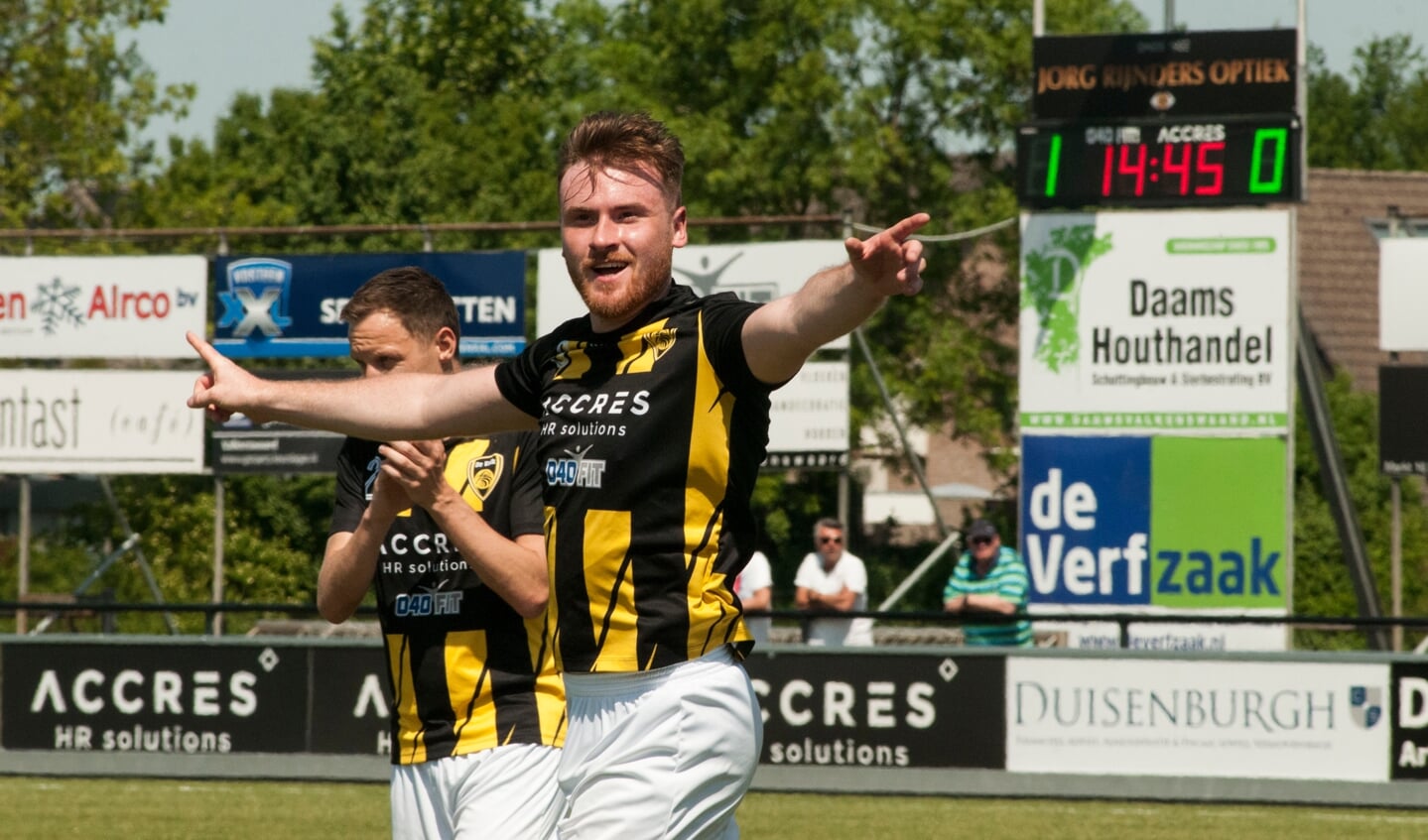 Luc Nouwen viert zijn tweede van drie treffers. (Foto: Henry Jansen)