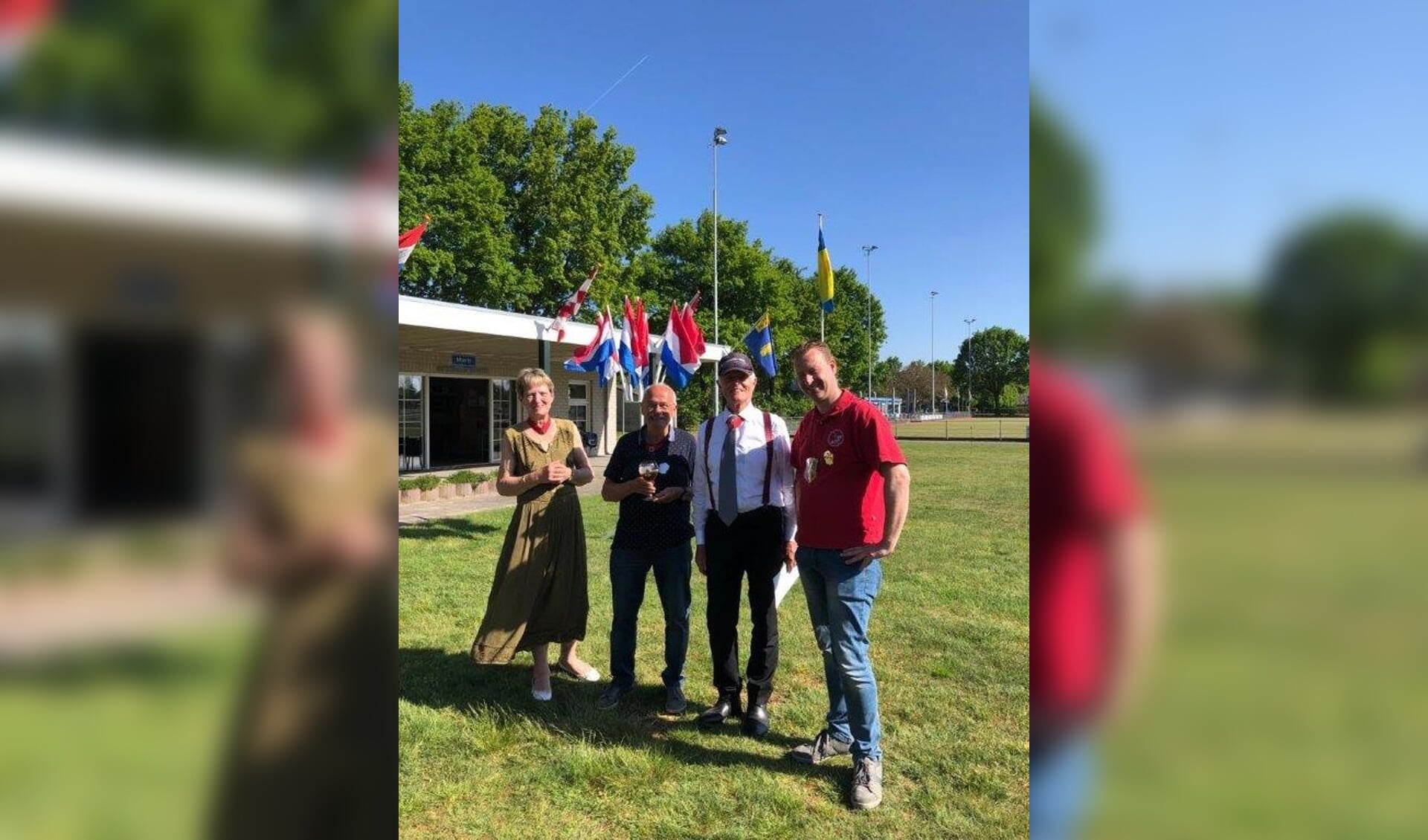 De winnaars Ria, Wim en Sjoerd met tweede van rechts Gildeheer Teus Robbertsen.