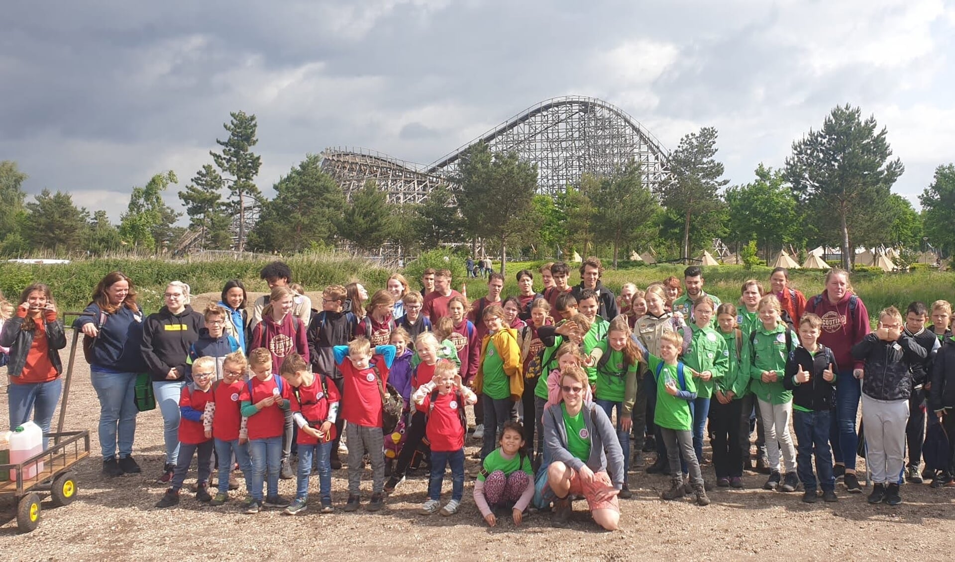 Met een grote groep scouts vierde de Hike groep feest in Toverland.