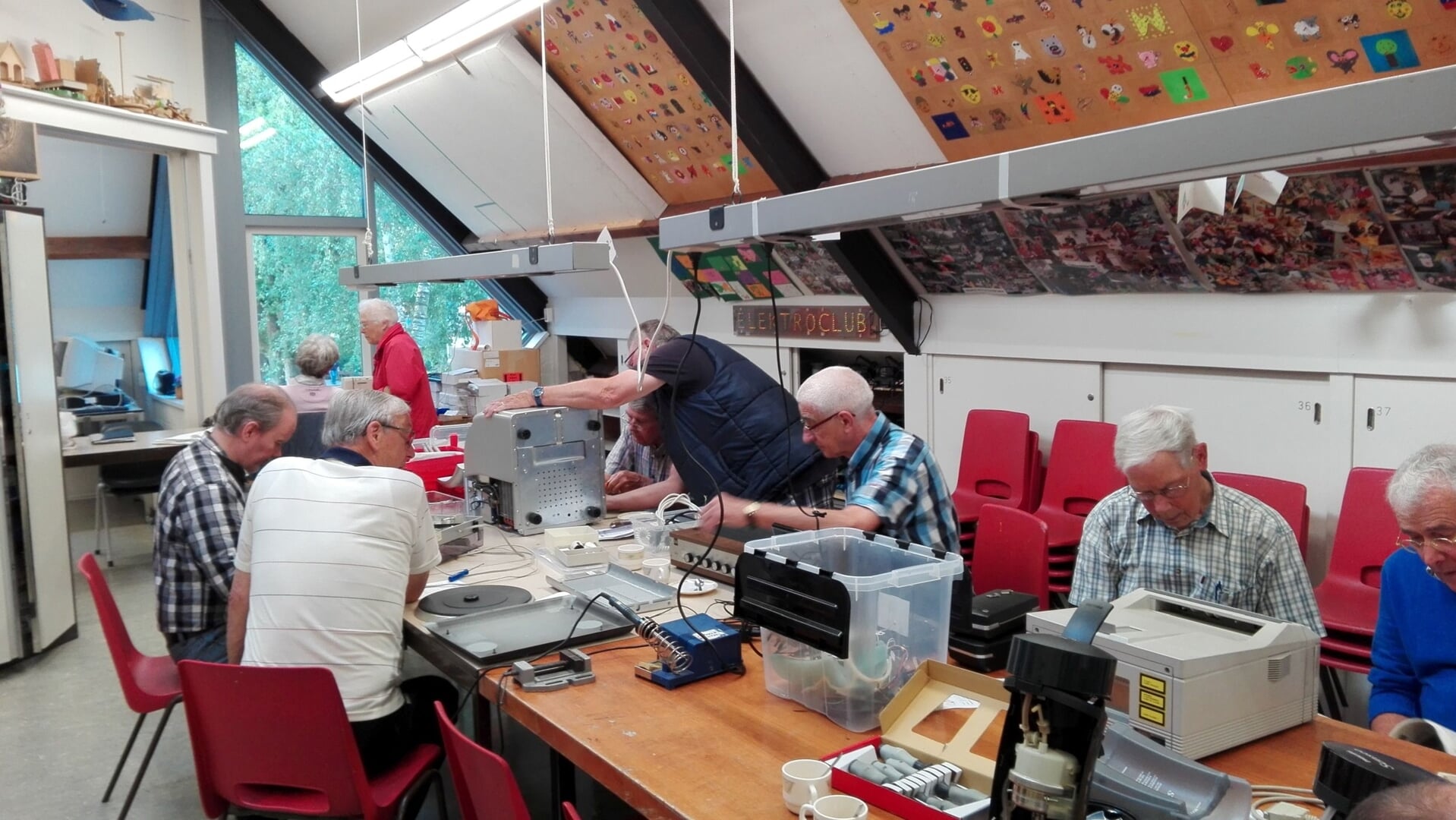 Het Repar Café is zaterdag weer geopend in De Pracht voor allerlei reparaties aan elektronica maar ook aan kleding.