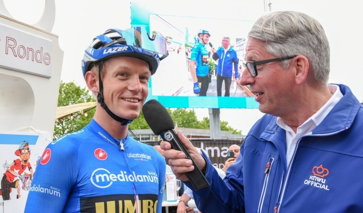 Rien van Horik in actie als wielerspeaker. Naast hem de winnaar van de bergtrui in de Giro d'Italia, Koen Bouwman.