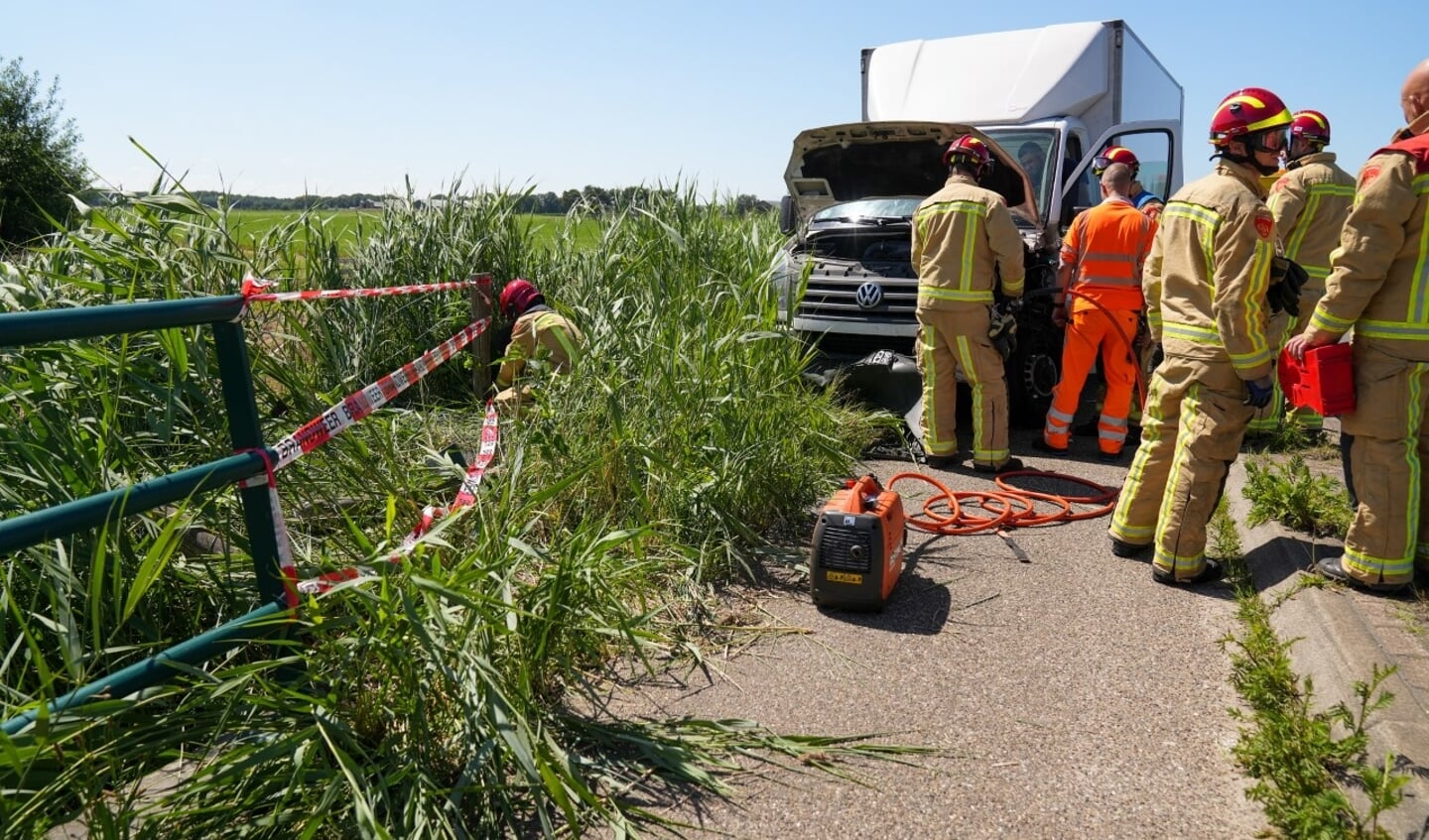 De bestuurder kwam met de schrik vrij. (Foto: Harrie Grijseels/112Nieuwsonline)