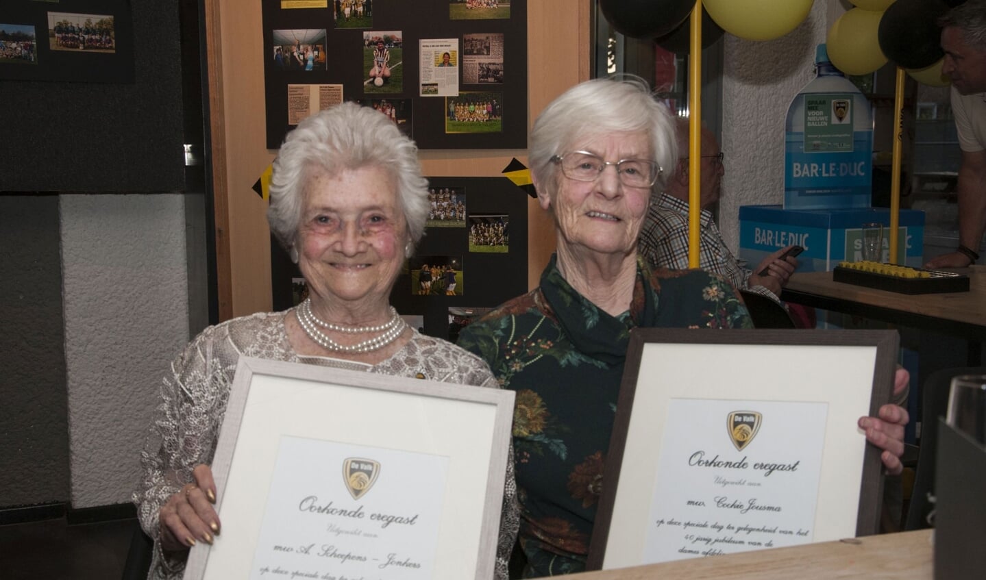 Annie Scheepens en Cockie Jousma met hun oorkonde (Foto: Henry Jansen).