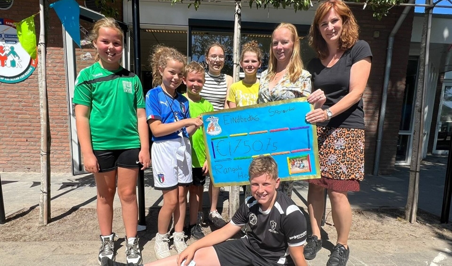 De leerlingenraad van de Wegwijzer overhandigde de cheque met het totaalbedrag van de sponsorloop aan Karin Noten en Linda Vullings van de stichting Vlierden helpt