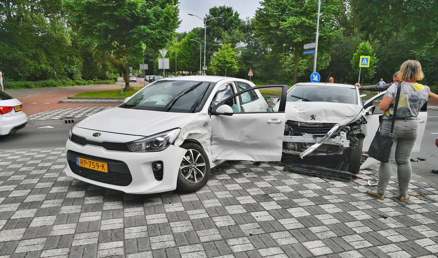Veel schade bij het ongeluk. (Foto: 112nieuwsonline/Rico Vogels)