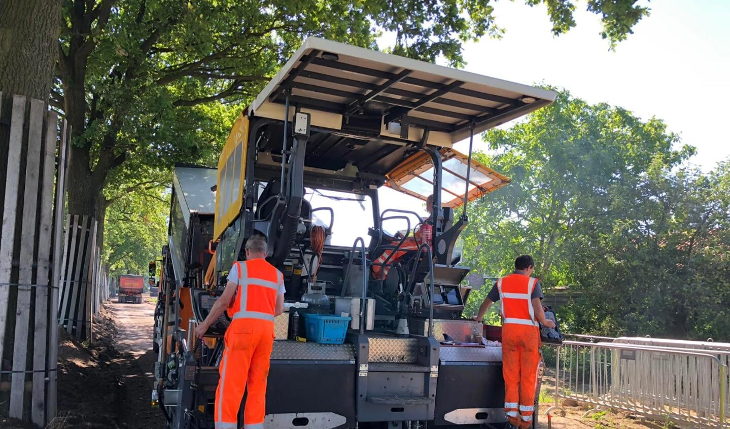 Er wordt momenteel hard gewerkt aan de aanleg van het nieuwe fietspad aan de Dijkstraat. (Foto: gemeente Asten)