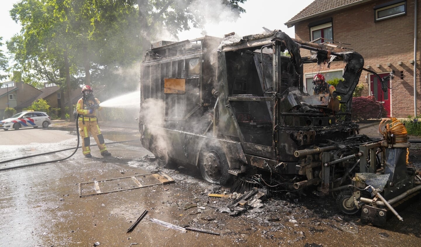 De veegwagen brandde evenals de personenauto volledig uit. (Foto: Harrie Grijseels/112Nieuwsonline)