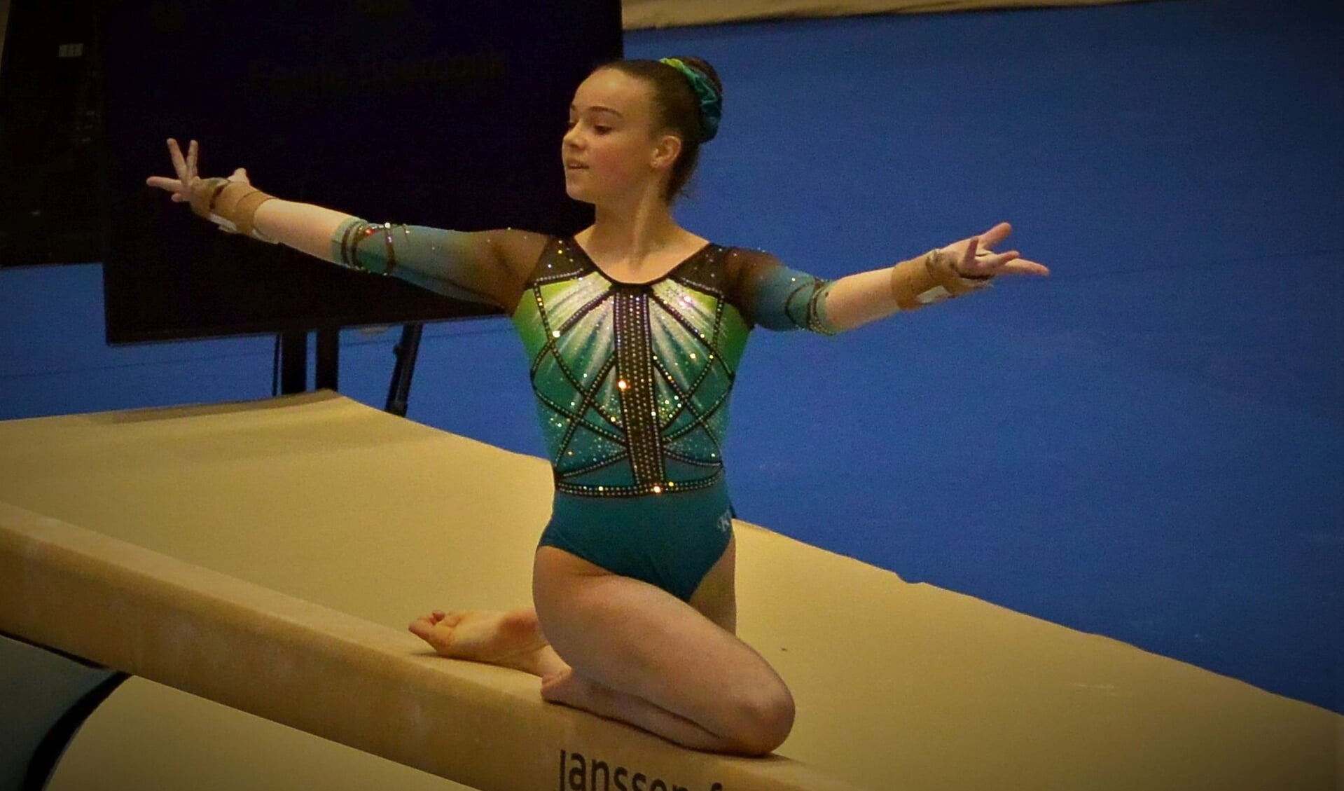 Pien van Daal tijdens haar oefening op brug waarmee ze een bronzen medaille won.