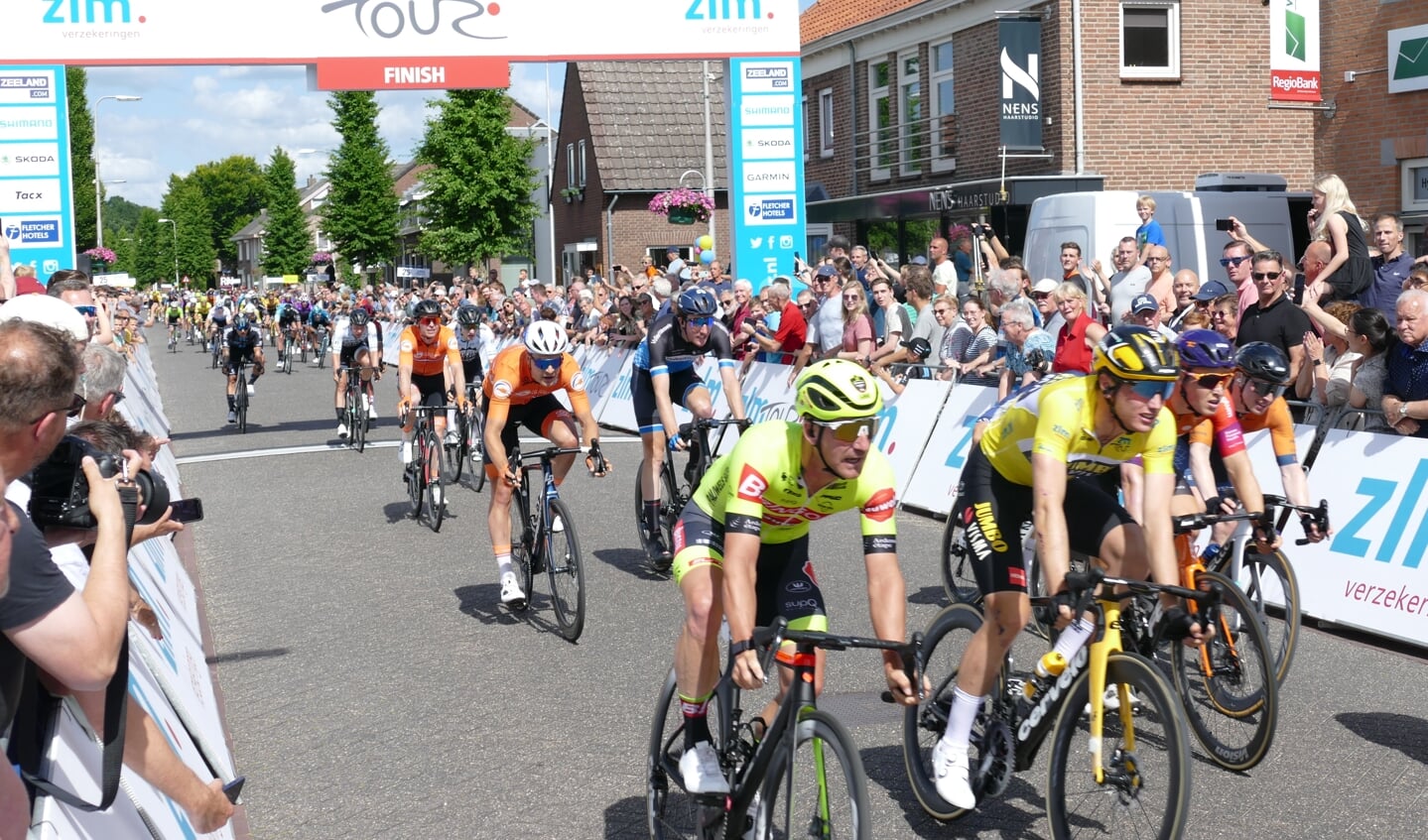 Veel belangstelling voor de vierde etappe van de ZLM Tour. (Foto's: Jos Lenssen)