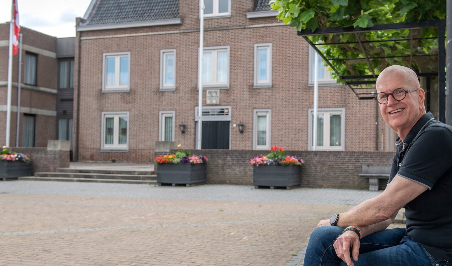 Theo Maas met achter hem het gemeentehuis van Someren. (Foto: Hein van Bakel)