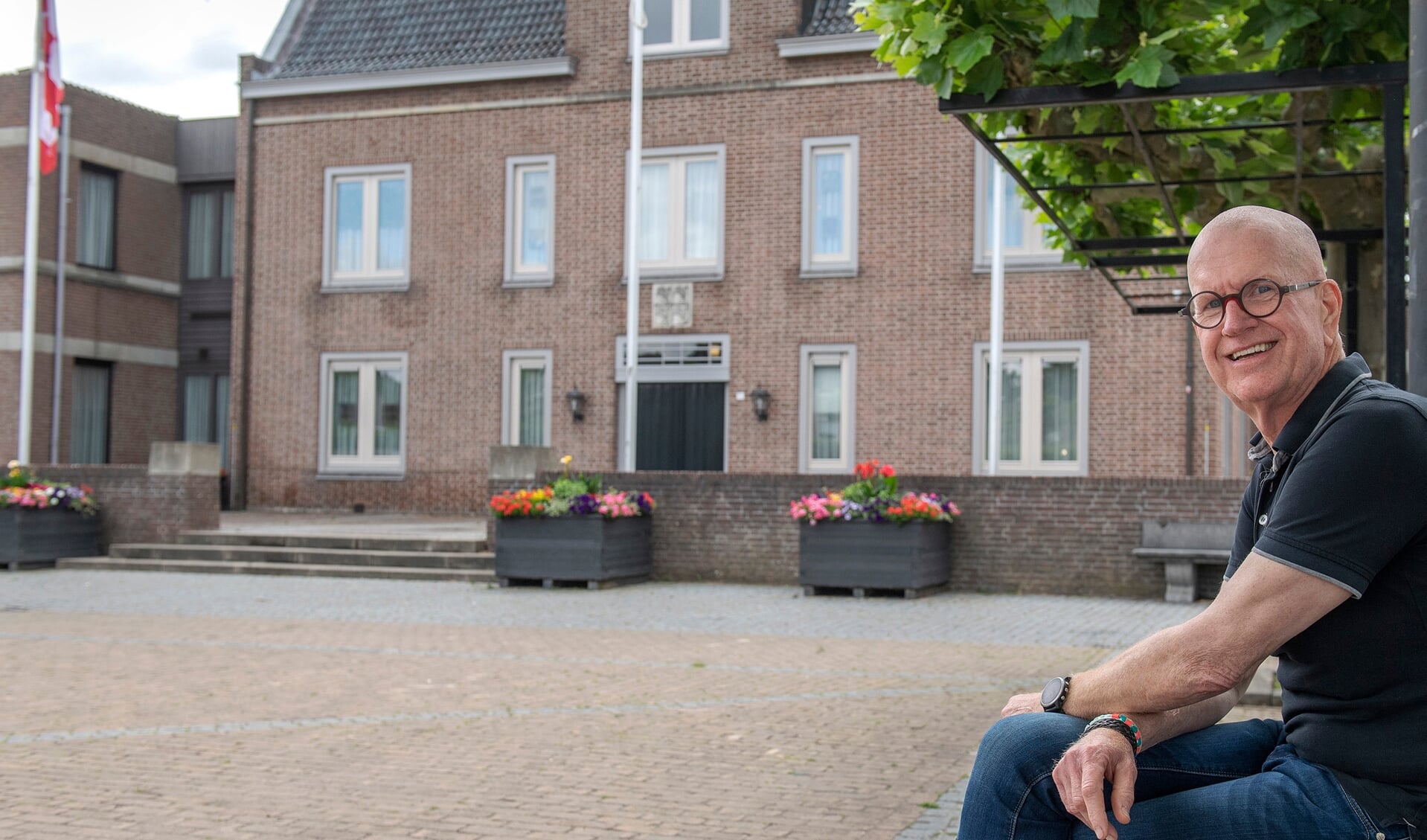 Theo Maas met achter hem het gemeentehuis van Someren. (Foto: Hein van Bakel)