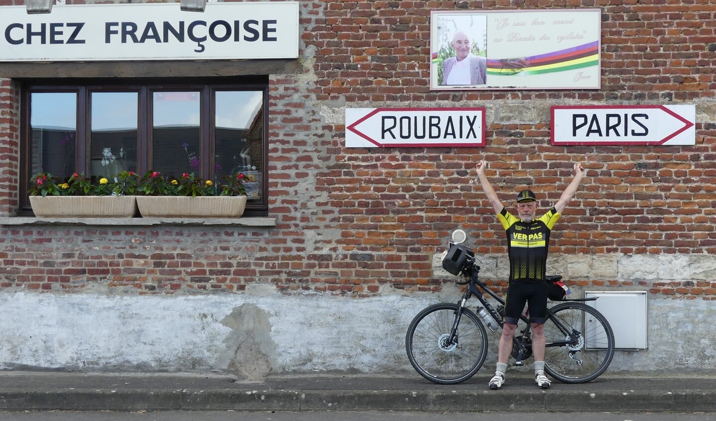 Guus van Griensven bij het wereldberoemde wielercafé Chez Françoise. 