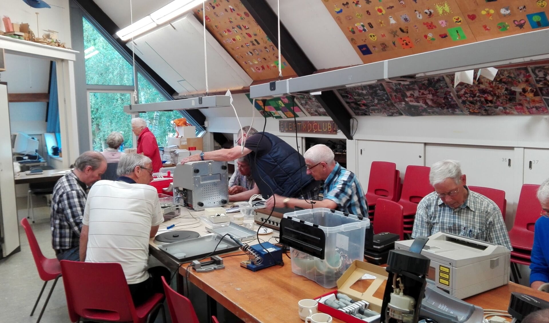 De vrijwilligers van het Repair Café zitten zaterdag weer klaar om mensen met kapotte spullen te helpen. 