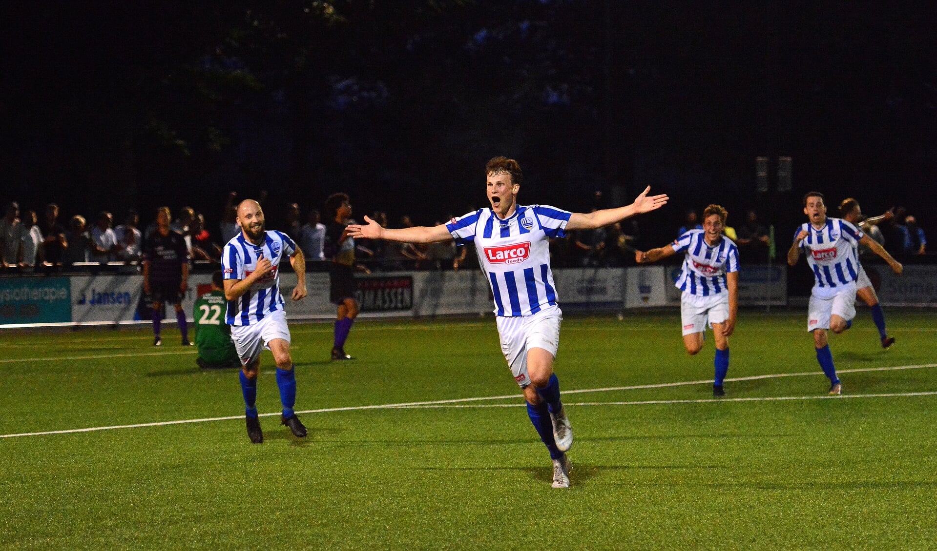 Koen de Louw heeft zojuist SV Someren in de verlenging op 2-1 gezet. (Foto: Jan van den Broek)