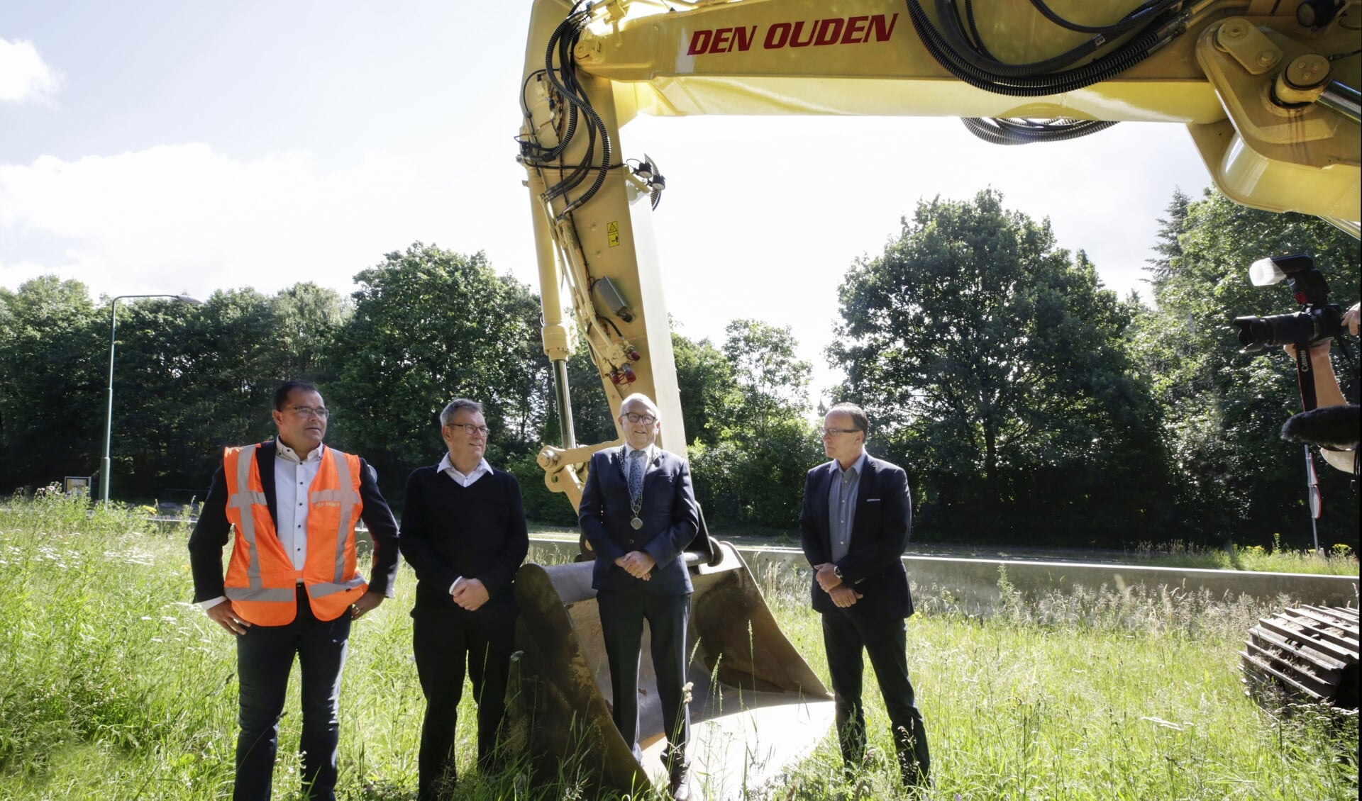Hét officiële moment van de start van de werkzaamheden met burgemeester Boelhouwer in de bak van de graafmachine (Foto: Jurgen van Hoof). 