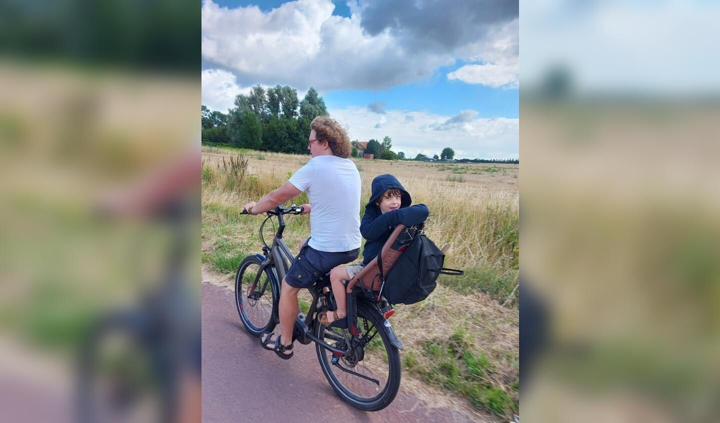 Niek Engbers met zoon Rune achterop. Fietsend door Brabant richting Zeeuwse kust.