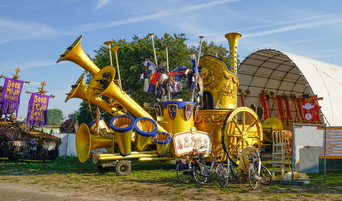 Deelnemers aan de Open Tenten Tocht fietsen langs alle 16 bouwplaatsen. (Foto: Germa van de Kamp)