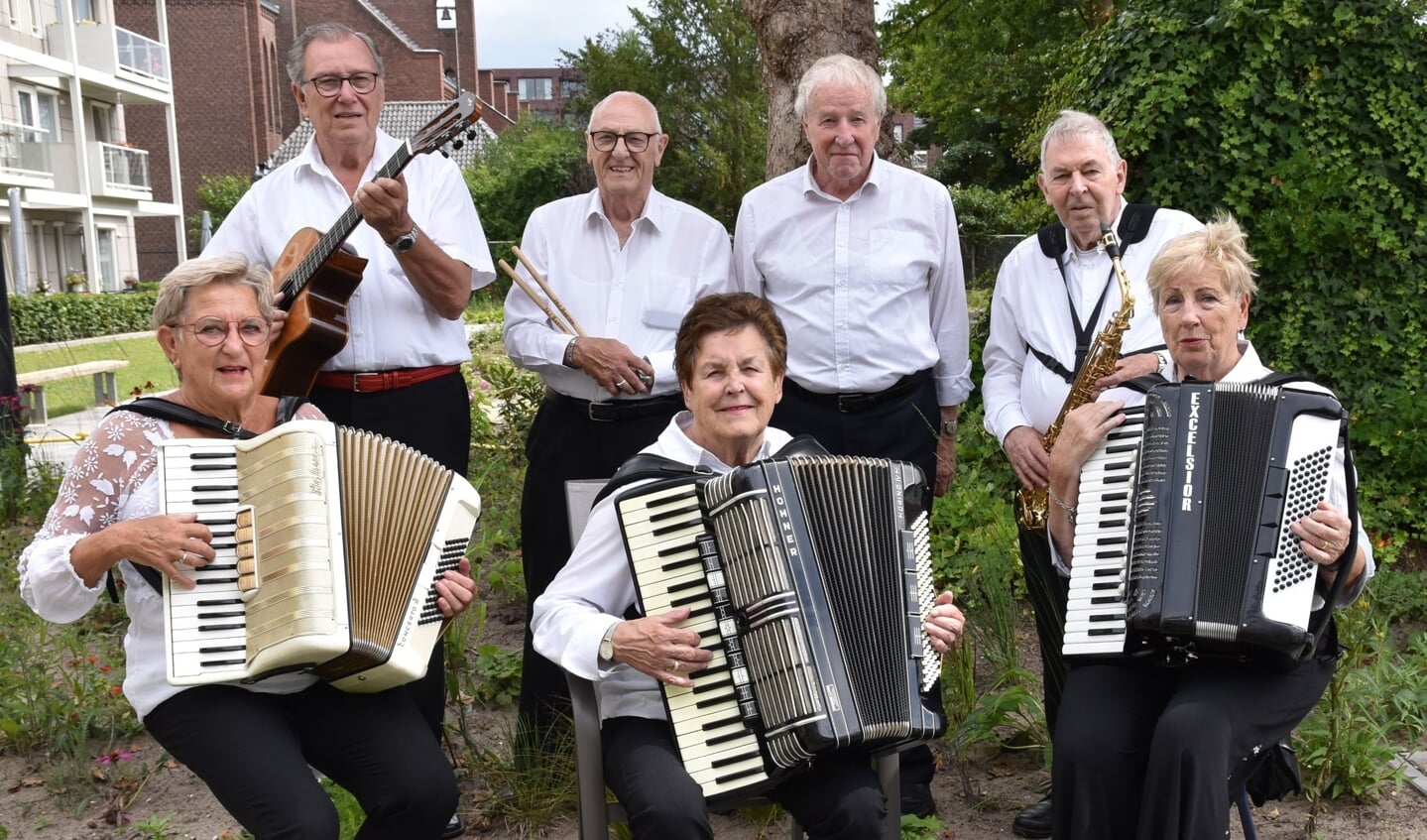 De Midlife+ Band houdt zaterdag 6 augustus een openbare repetitie voor de deur van Groelslaan 28 in Waalre.