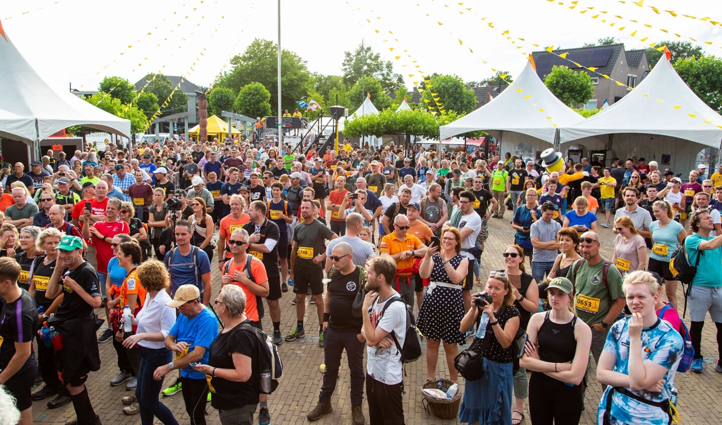 Wandelaars staan te wachten op het startschot. (Foto: Joyce van Dijk)