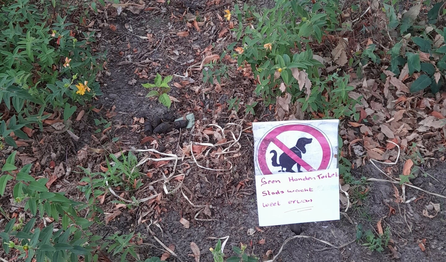 Het bordje dat Simon in het plantsoen heeft gezet.