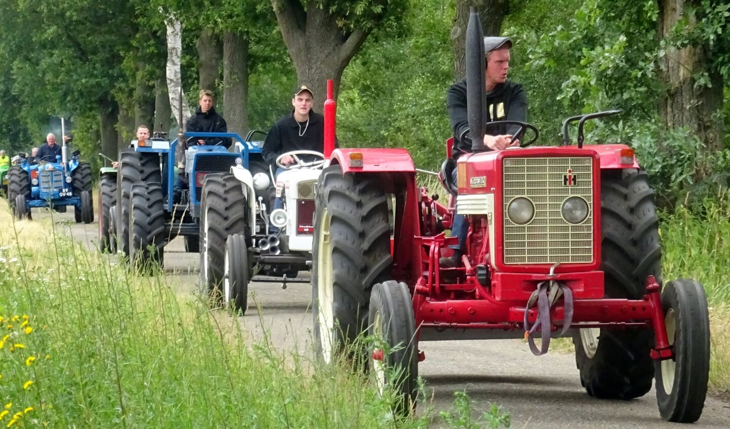 Vanaf 10.00 uur verzamelen de tractoren op het plein bij de kerk en worden de deelnemers bij Café Bright Side ontvangen.