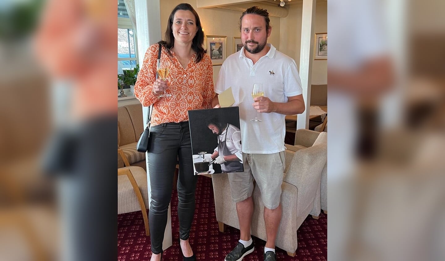 Petra van Dalen overhandigde vorige week in Noorwegen het schilderij aan Arnt Johannessen.