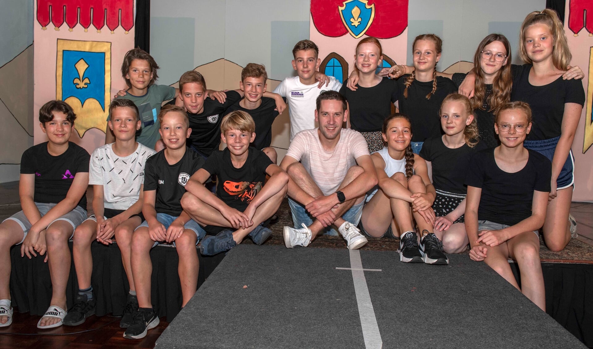 Meester Piet van Oosterhout en de leerlingen van groep 8. (Foto: Hein van Bakel)