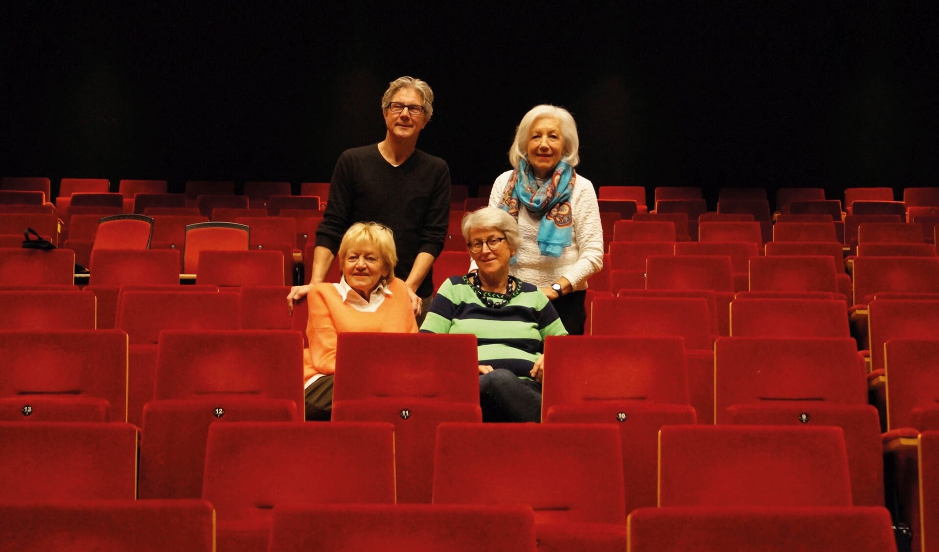 Vrijwilligers Tiny, Els, Nathalie en Jeanette heten je namens Theater De Hofnar van harte welkom.
