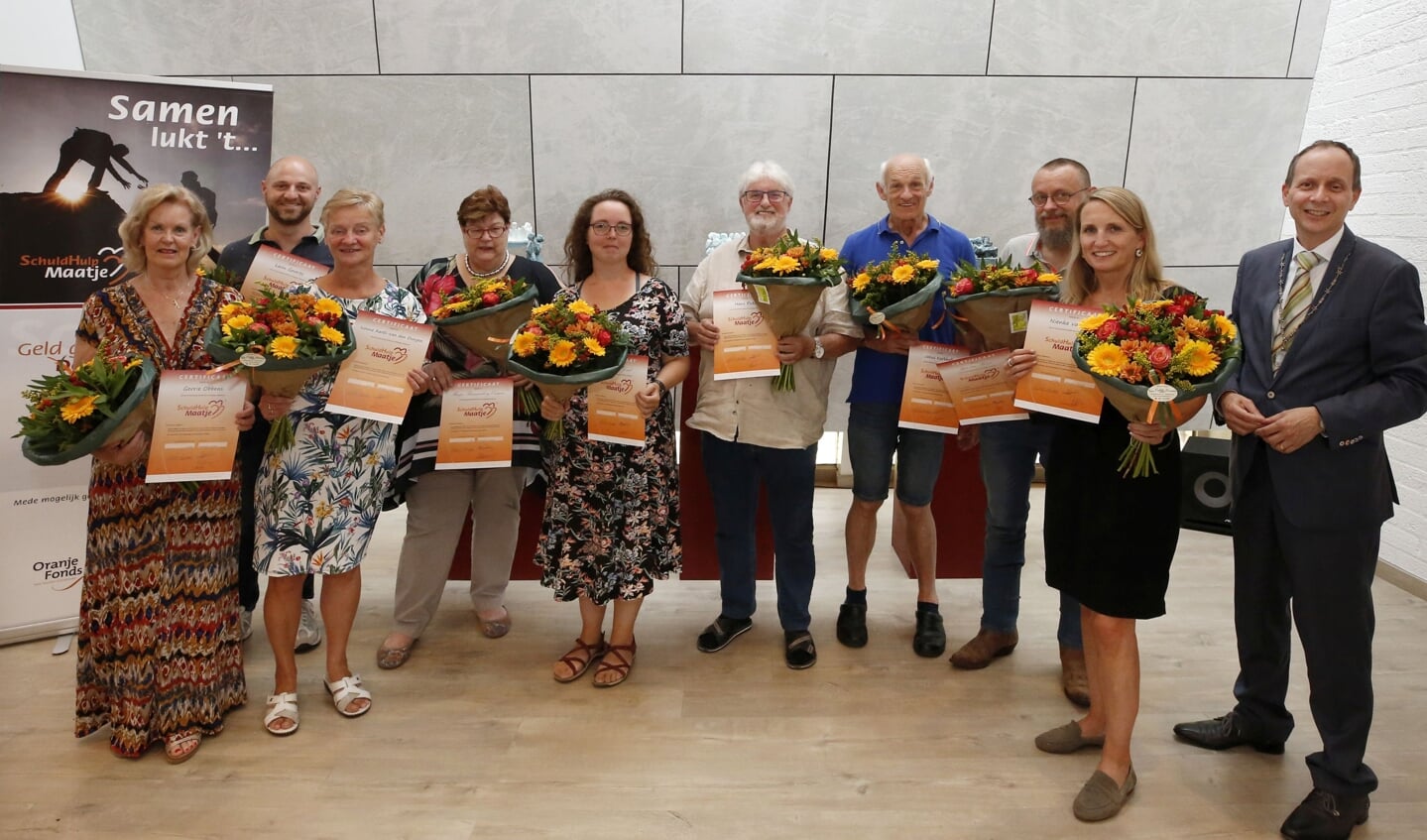 Burgemeester Ederveen reikte de certificaten aan de elf SchuldHulpMaatjes. (Foto: Jurgen van Hoof)