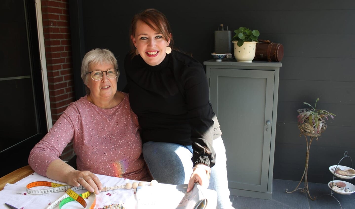 De 67-jarige Nelly en haar schoondochter Annemieke, die tijdens de zomer wat vaker contact opneemt.