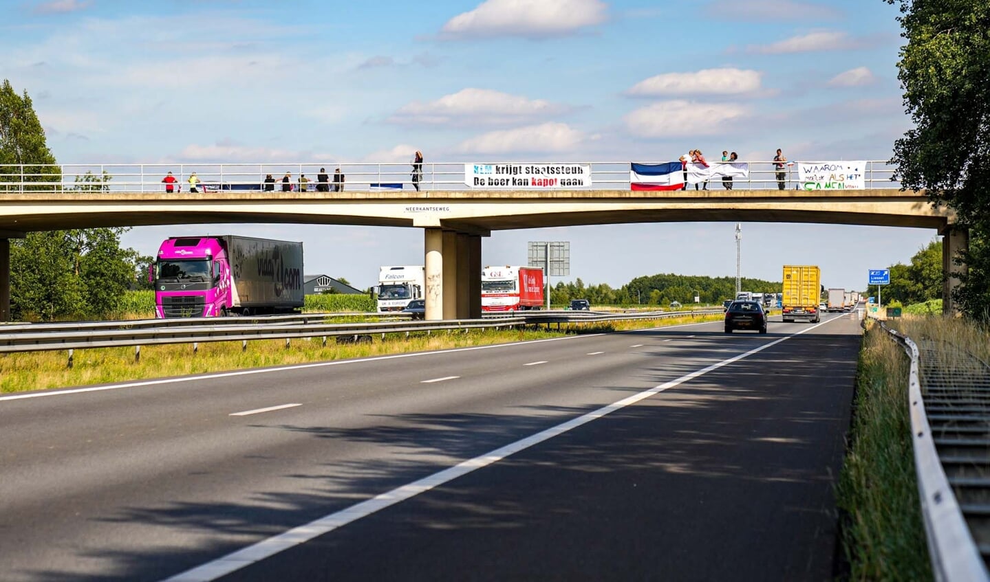 Vlaggen bij het boerenprotest bij de A67 bij Liessel.