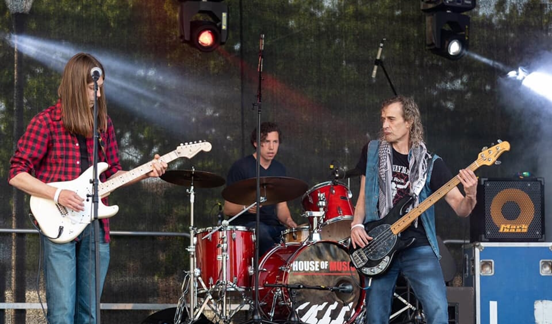 De EB Bluesband is vrijdag te zien op het Wilhelminaplein in Someren. Ook The Blackhawks treden op.