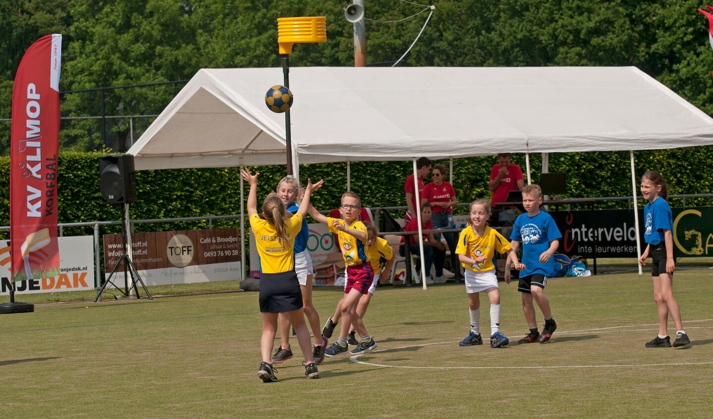 Een eerdere editie van het schoolkorfbaltoernooi van KV Klimop. (Foto: Frans Klaus)