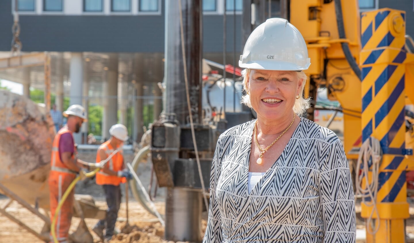 Bestuurder Geranne Engwirda boorde de eerste paal van het nieuwe gebouw (Foto: Catharina Ziekenhuis).