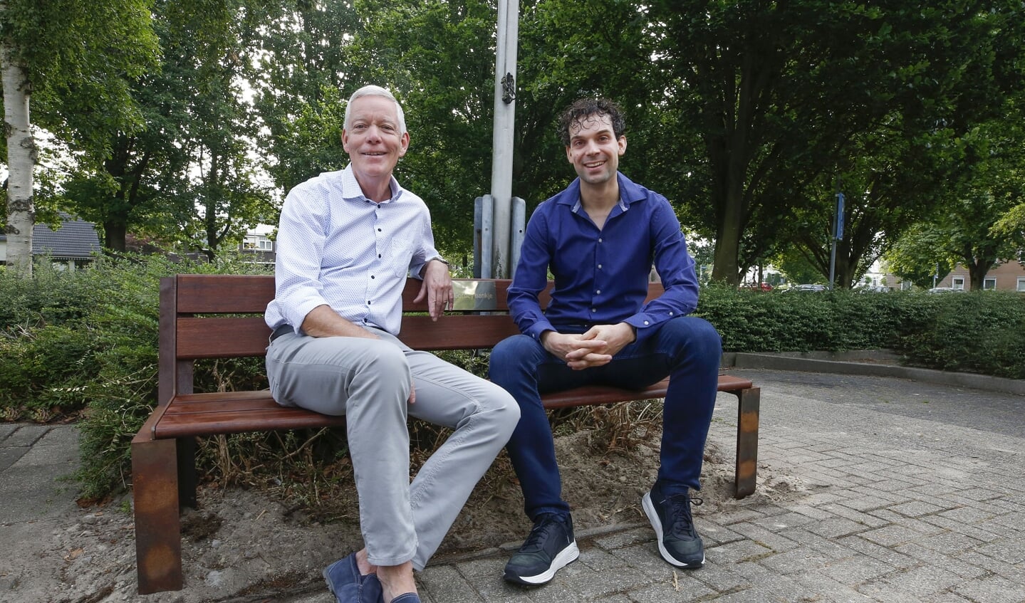 De beide artsen, links Hans Corbey met Dirk Sluiter op het bankje.  (Foto: Jurgen van Hoof)
