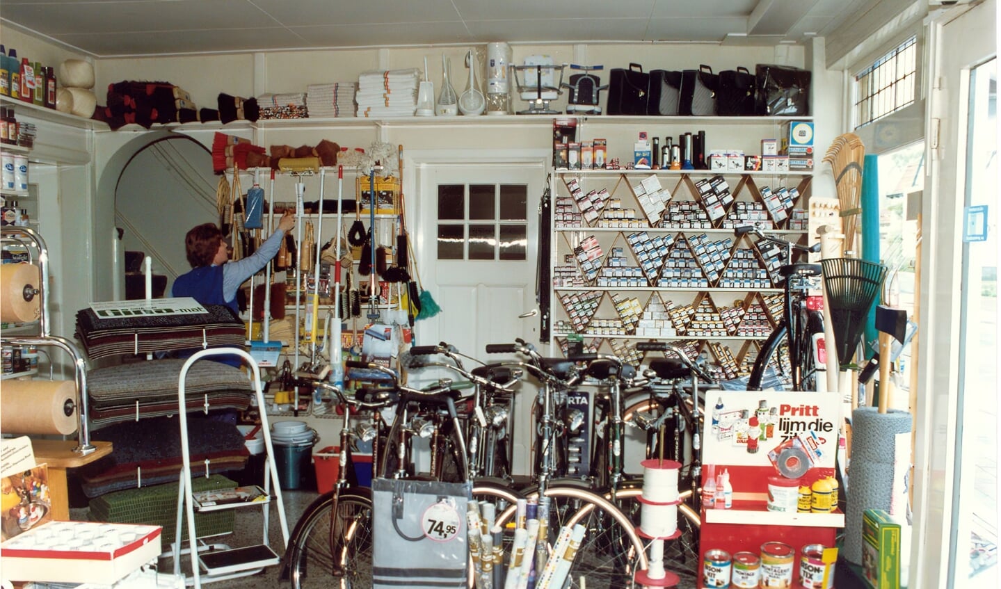  De in het hele dorp fameuze winkel van Stokmans in de Willibrorduslaan, 1991. 