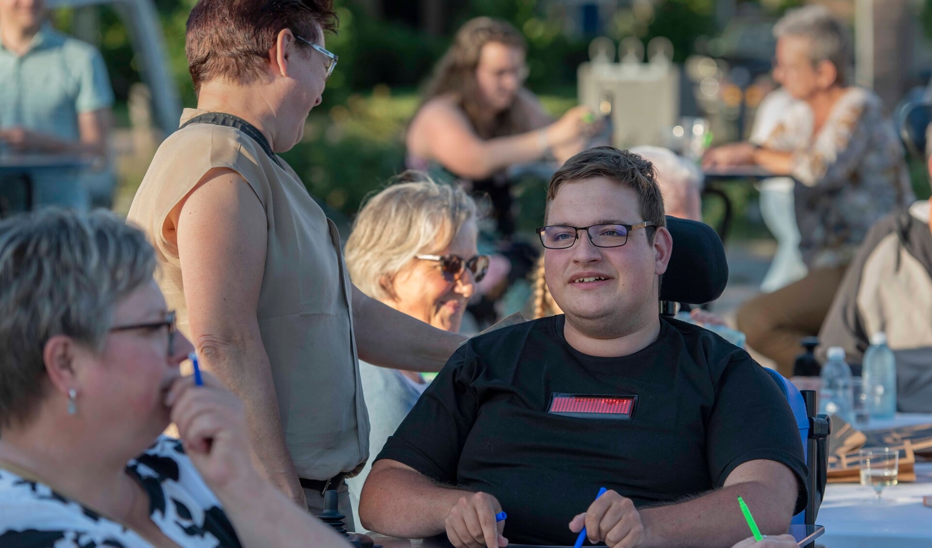 Jeroen deed zelf ook mee aan de kienavond georganiseerd door zijn buurt. (Foto: Hein van Bakel)