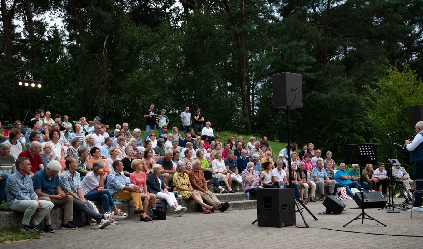 Bij de voorstelling ‘Gilbert Becaud ontmoet’ was het gezellig druk bij Kappelerput.