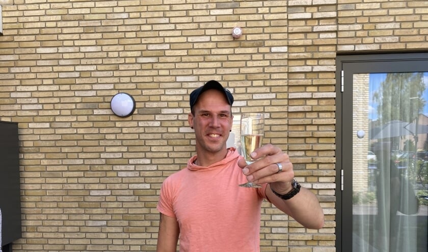 Wesley geniet van een glaasje champagne.