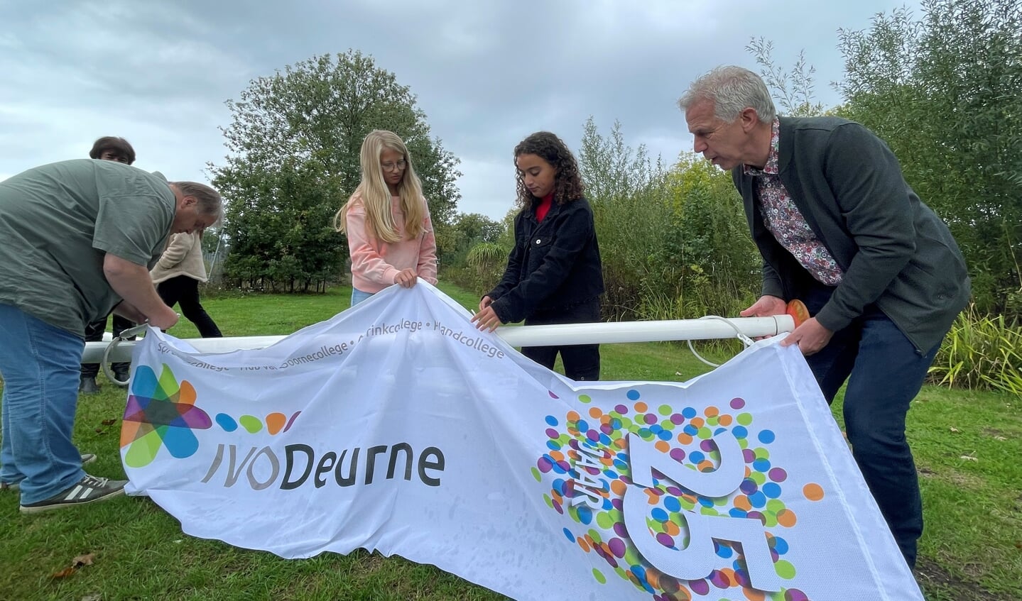Maandagochtend werd bij de scholen van IVO Deurne de vlag gehesen ter ere van het 25-jarig jubileum.