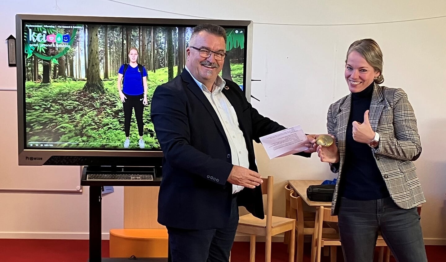 Wethouder Willy van den Berg reikte donderdag de eerste Kei goed bezig-kei uit.