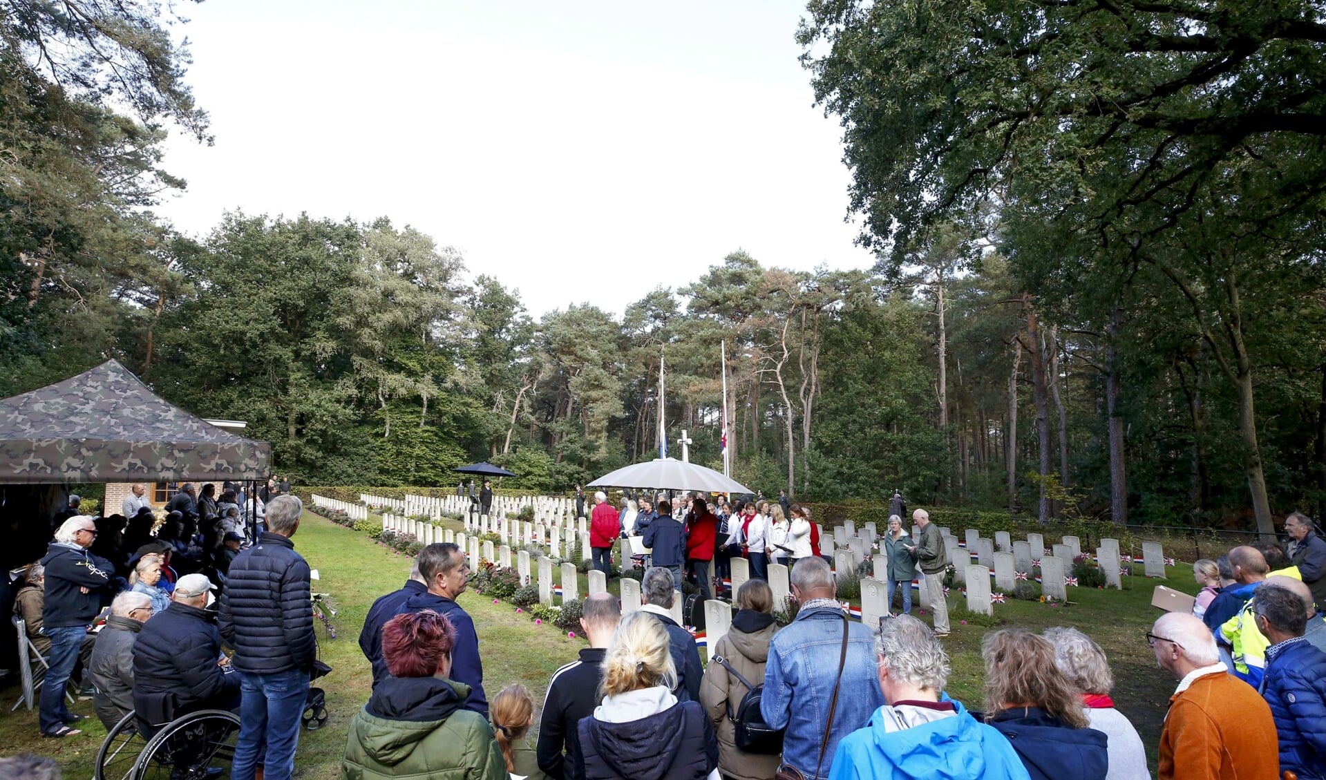 Een goed beeld van de Britse Begraafplaats vóór het begin van de herdenking (Foto: Jurgen van Hoof).