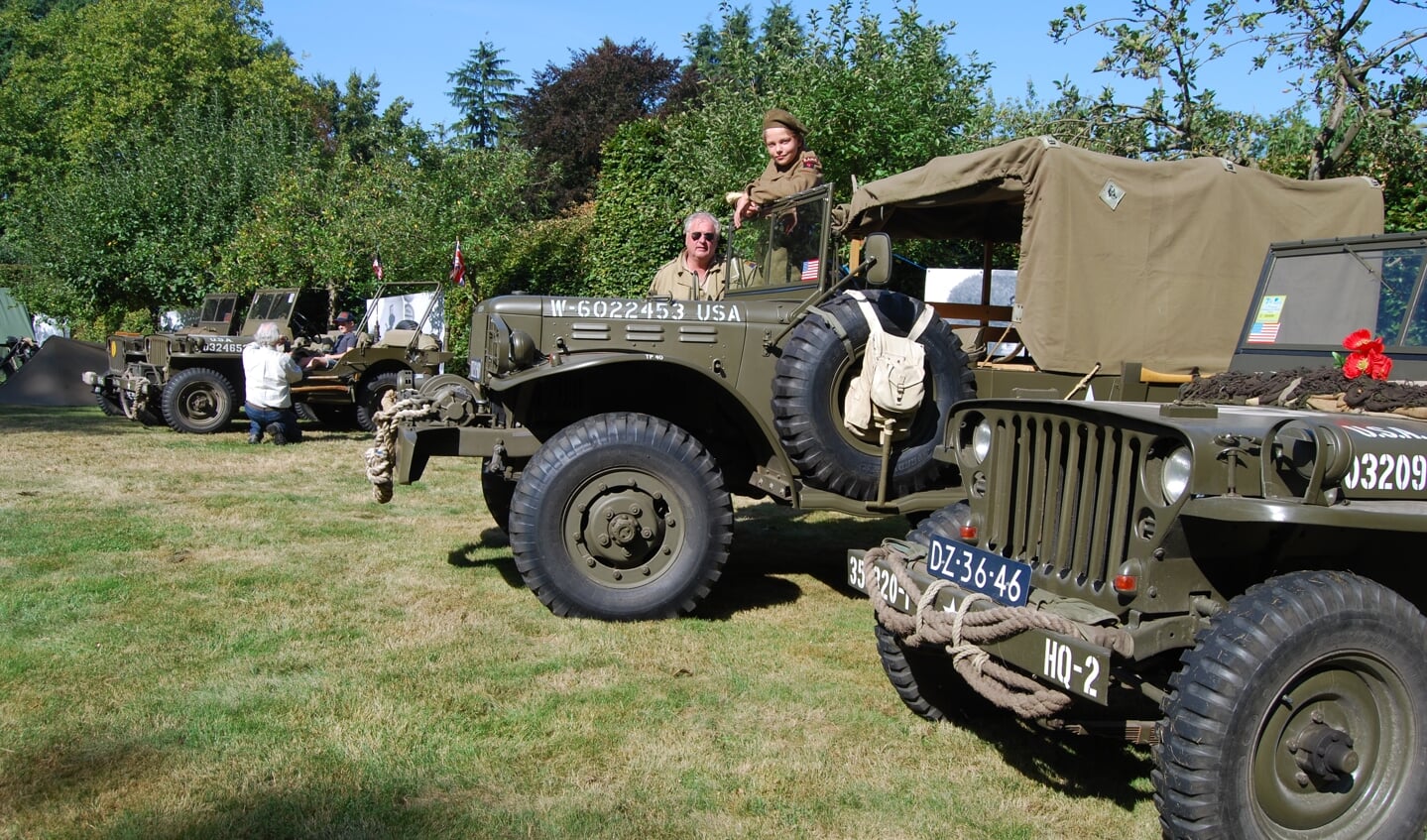 Militaire voertuigen zijn dit weekend te zien op een bivak in de kasteeltuin. (Foto: Corinna Romanesco)