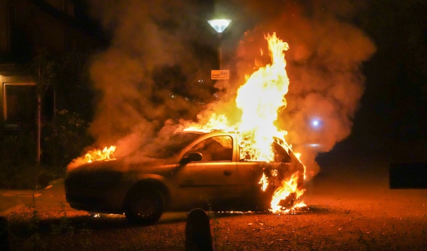 De auto is volledig verwoest. (Foto's: 112Nieuwsonline)